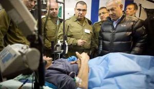 Benjamin Netanyahu sa ranjenikom iz Al-Nusra fronta u izraelskoj bolnici na Golanskoj visoravni